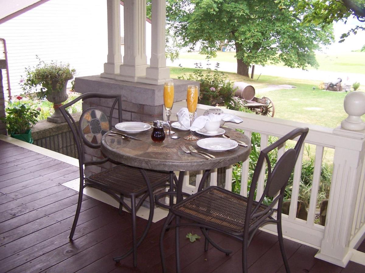 Creighton Manor Inn Bed & Breakfast Orillia Zewnętrze zdjęcie