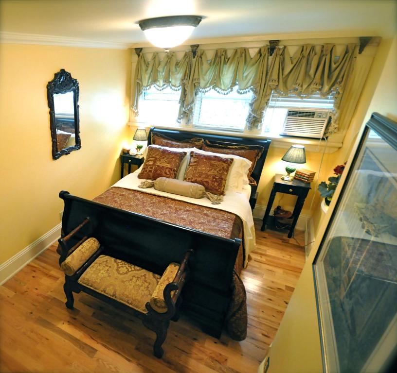 Creighton Manor Inn Bed & Breakfast Orillia Pokój zdjęcie