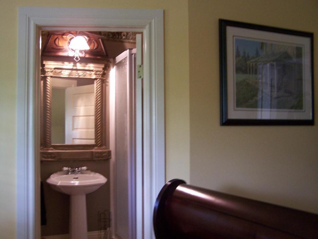 Creighton Manor Inn Bed & Breakfast Orillia Pokój zdjęcie