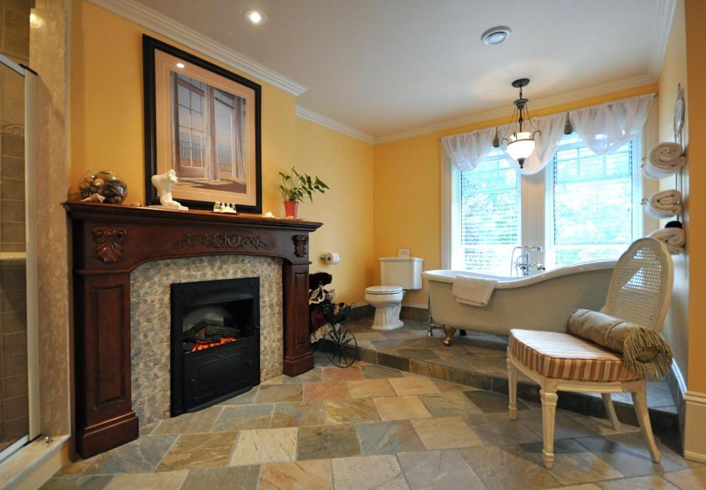 Creighton Manor Inn Bed & Breakfast Orillia Zewnętrze zdjęcie